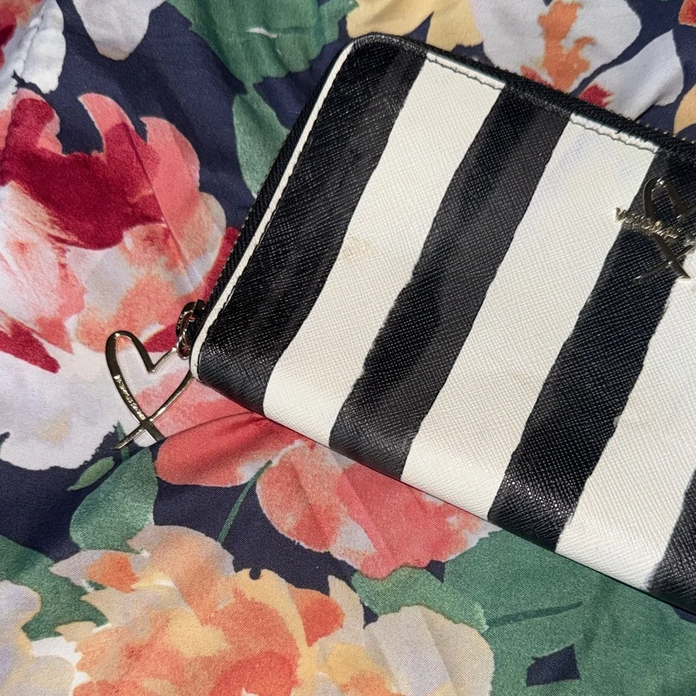 Victoria's Secret Black and White Striped Zip Wallet with Heart Charm - Picture 5 of 8
